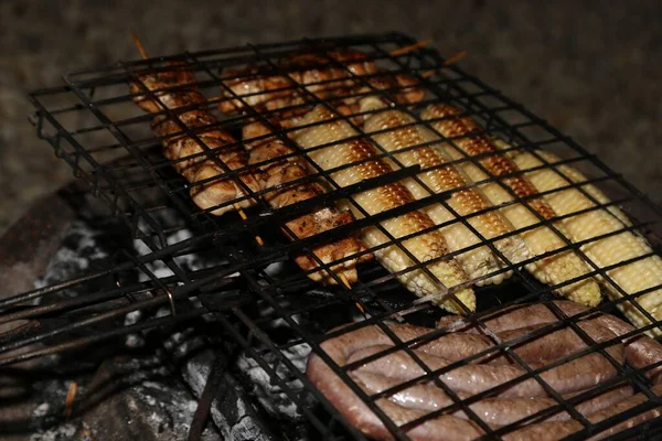 Les Saucisses Poulet Maïs Étant Grillés — Photo