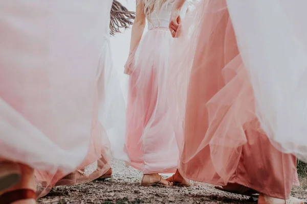 Güzel Pembe Elbiseli Genç Kızlar — Stok fotoğraf