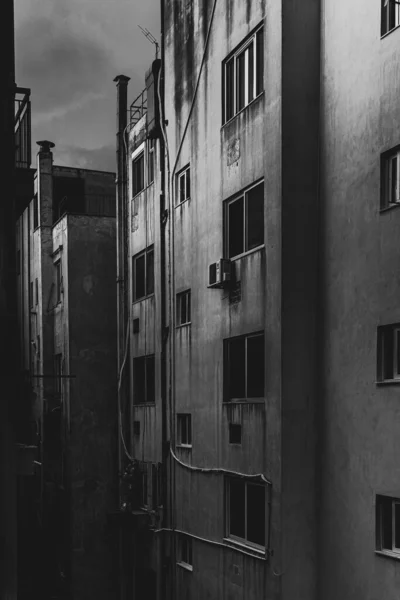 Eine Vertikale Graustufenaufnahme Eines Wohnhauses Unter Bewölktem Himmel Piräus Griechenland — Stockfoto