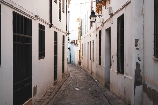 Callejón Con Antiguos Edificios Blancos Bajo Cielo Azul — Foto de Stock