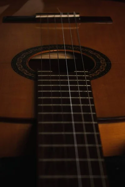 Gros Plan Vertical Une Guitare Classique Sous Les Lumières Parfait — Photo