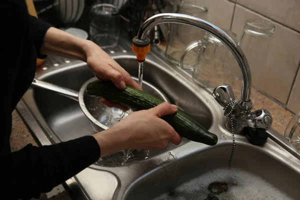 Ένα Κοντινό Πλάνο Μια Γυναίκα Πλένει Ένα Αγγούρι Στην Κουζίνα — Φωτογραφία Αρχείου