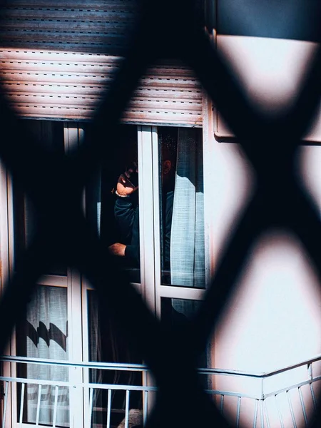 Eine Vertikale Aufnahme Eines Mannes Der Der Nähe Des Fensters — Stockfoto