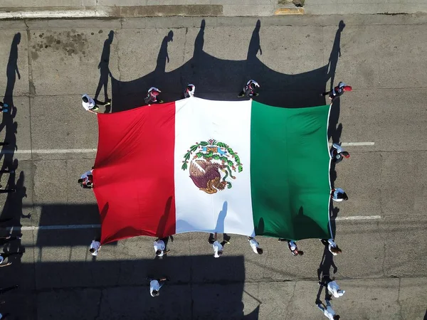 Vue Aérienne Groupe Personnes Portant Des Drapeaux Nationaux Mexique — Photo