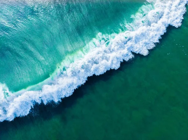 Dalgalı Mavi Bir Denizin Yukarıdan Çekilmiş Fotoğrafı Arka Plan Için — Stok fotoğraf