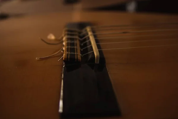 Sebuah Gambar Close Dari Jembatan Gitar Klasik Bawah Lampu Dengan — Stok Foto