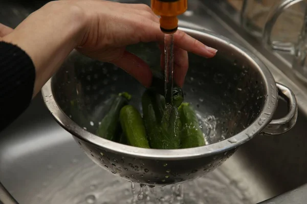 Μια Γυναίκα Που Χρησιμοποιεί Σουρωτήρι Και Νεροχύτη Κουζίνας Για Πλένει — Φωτογραφία Αρχείου