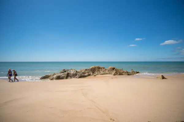 Les Gens Sur Rivage Sablonneux Mer Par Une Journée Ensoleillée — Photo