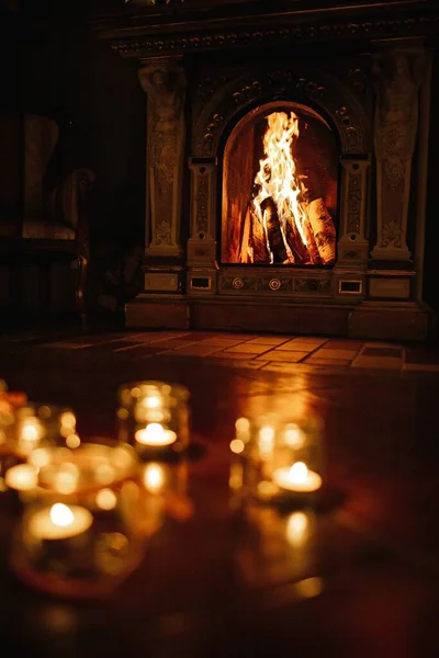 Die Verschwommenen Kerzengläser Und Ein Kamin Hintergrund — Stockfoto