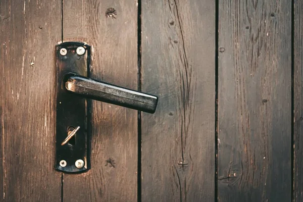 Klika Dveří Klíčem Dřevěných Dveřích — Stock fotografie