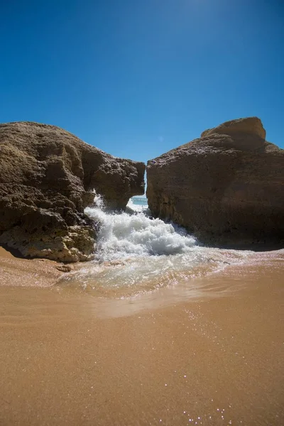 海浪拍打在岩石上 — 图库照片