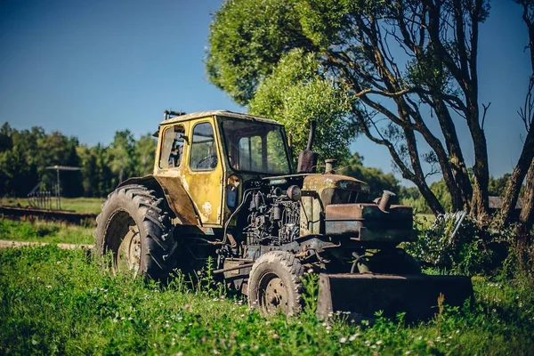 Gros Plan Vieux Tracteur Rouillé Sur Une Ferme Herbeuse Par — Photo