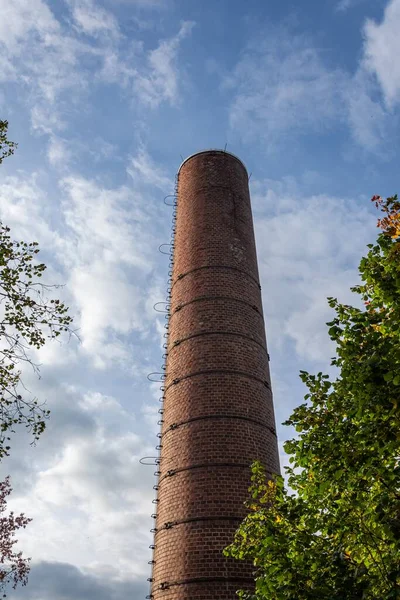 Colpo Verticale Angolo Basso Una Torre Colpo Mattoni Sotto Belle — Foto Stock