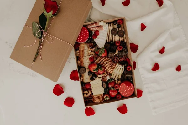 Sweets Roses Valentine Day Gift — стоковое фото