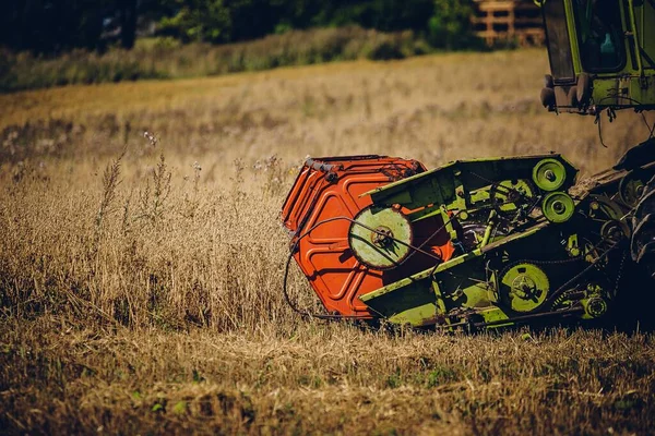 Primer Plano Una Segadora Trabajando Campo Trigo — Foto de Stock