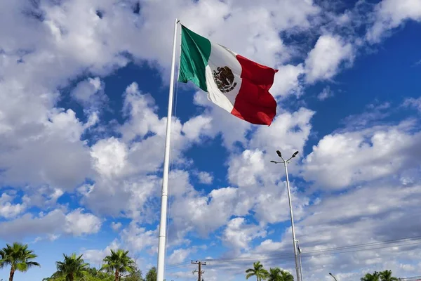 Μια Σημαία Του Μεξικού Πάνω Από Μπλε Συννεφιασμένο Ουρανό — Φωτογραφία Αρχείου