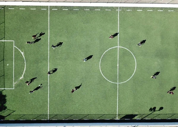 Una Vista Aerea Verso Basso Persone Che Giocano Calcio — Foto Stock