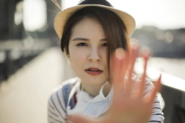 Retrato Uma Jovem Mulher Alegre Com Chapéu Sob Luz Sol — Fotografia de Stock