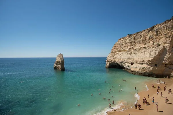 Bellissima Vista Delle Scogliere Del Mare Sotto Cielo Blu — Foto Stock