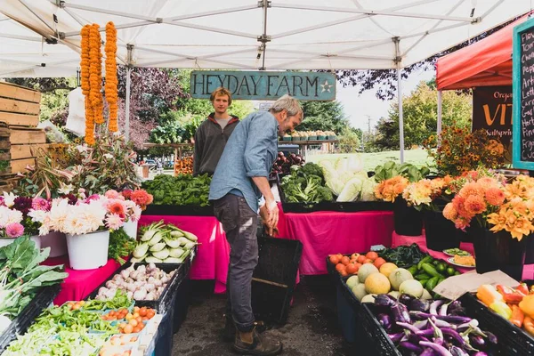 Salt Spring Island Kanada Września 2019 Rolnicy Sprzedają Kolorowe Lokalne — Zdjęcie stockowe