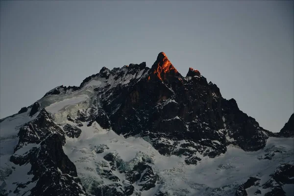 Kışın Şafak Vakti Karla Kaplı Kayalar — Stok fotoğraf
