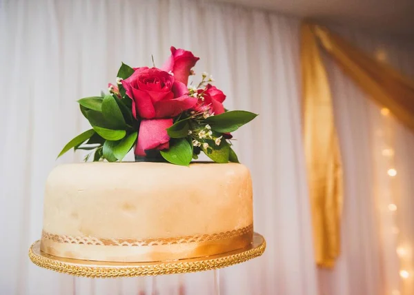 Primer Plano Deliciosa Torta Con Rosas Rosadas Hojas Verdes — Foto de Stock