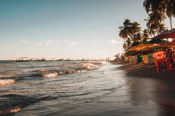 Praia Günbatımında Tatil Köyü Olan Güzel Bir Sahil Manzarası — Stok fotoğraf