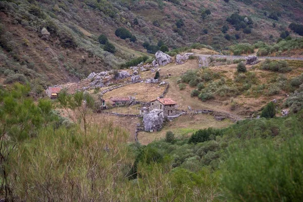 Una Pequeña Casa Piedra Abandonada Con Valla —  Fotos de Stock