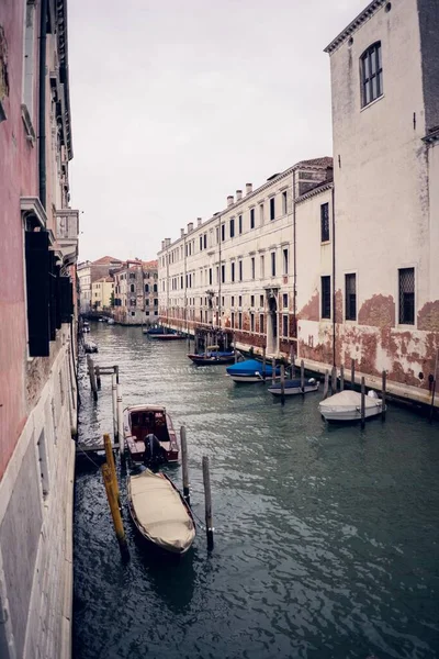 Uma Imagem Vertical Gôndolas Grande Canal Entre Edifícios Coloridos Veneza — Fotografia de Stock