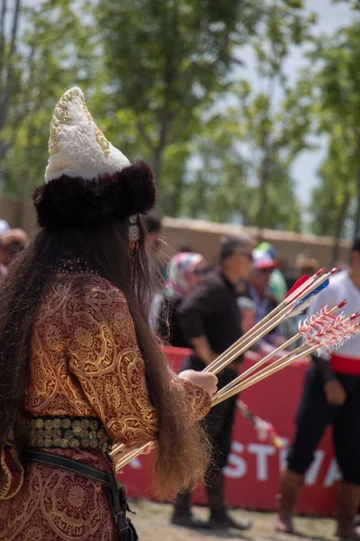 Person Som Bär Traditionella Kläder Och Håller Bågar — Stockfoto