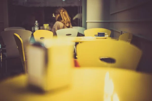 Una Hembra Sentada Sola Restaurante Vacío Con Sillas Mesas Amarillas —  Fotos de Stock