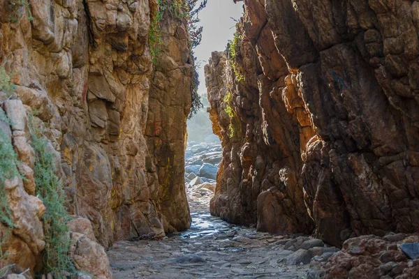Der Schmale Pfad Durch Die Felsen Einem Sonnigen Tag — Stockfoto