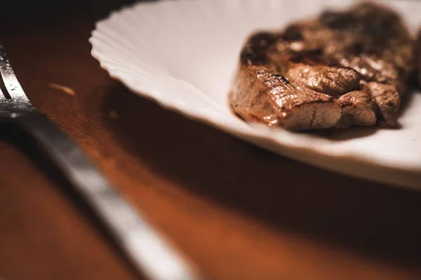 Angle Bas Gros Plan Poulet Grillé Dans Une Assiette Blanche — Photo