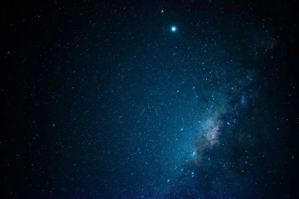 Eine Aufnahme Tiefflug Des Atemberaubenden Nachthimmels Mit Millionen Leuchtender Sterne — Stockfoto