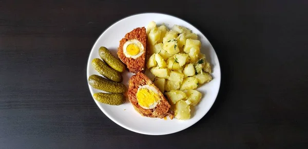 Colpo Angolo Alto Patate Con Uovo Sottaceti Piatto Bianco Tavolo — Foto Stock