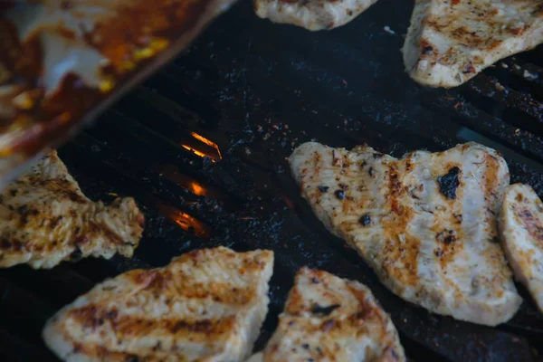 Een Close Van Gegrilde Kipfilet Een Barbecue Net Klaar — Stockfoto