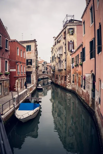 Una Imagen Vertical Góndolas Gran Canal Entre Edificios Colores Venecia — Foto de Stock