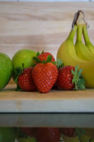 Primer Plano Fresas Frescas Plátanos Manzanas Sobre Mesa — Foto de Stock