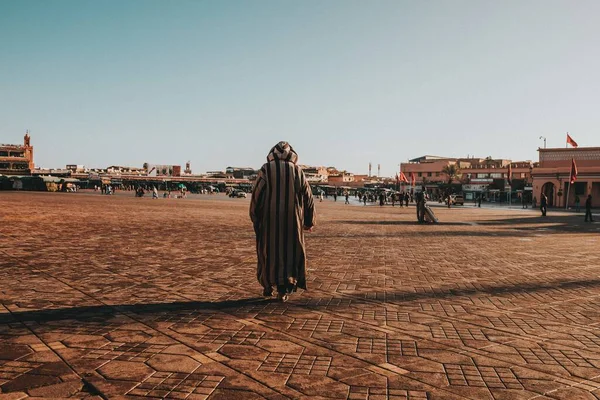 Mavi Gökyüzünün Altında Yürüyen Bir Erkeğin Yakın Plan Fotoğrafı — Stok fotoğraf