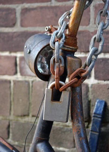 Oude Roestige Fiets Vergrendeld Bij Bakstenen Muur — Stockfoto