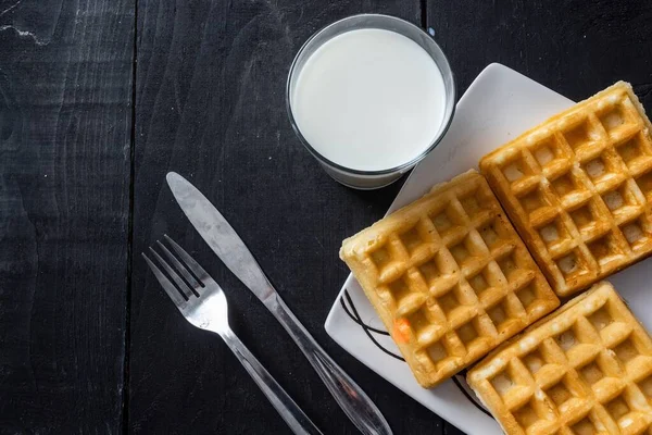 Close Waffles Quadrados Vidro Leite Fundo Mesa Madeira — Fotografia de Stock