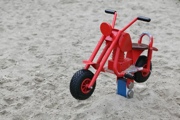 Metal Vermelho Balançando Brinquedo Bicicleta Areia — Fotografia de Stock