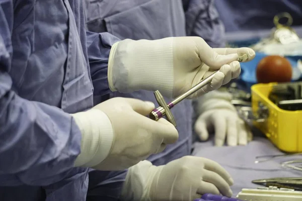Tiro Close Cirurgião Espinhal Segurando Uma Ferramenta Durante Cirurgia Sob — Fotografia de Stock