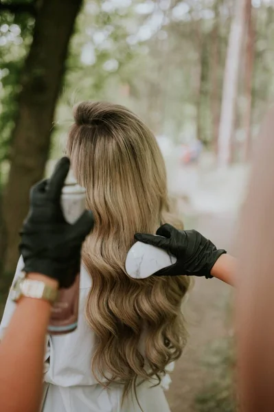 Coiffeur Peigner Les Cheveux Une Femme Blonde Avec Des Gants — Photo