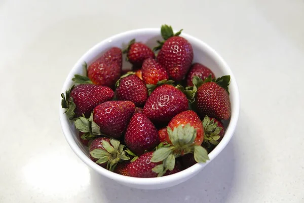 Tiro Alto Ángulo Fresas Frescas Deliciosas Tazón Aislado Sobre Fondo — Foto de Stock