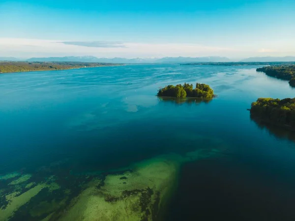 Vista Aérea Isla Rose Lago Starnberg Agua Azul Profunda Con —  Fotos de Stock