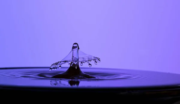 Горизонтальный Снимок Одной Капли Воды Фиолетовым Освещением Идеально Подходит Обоев — стоковое фото