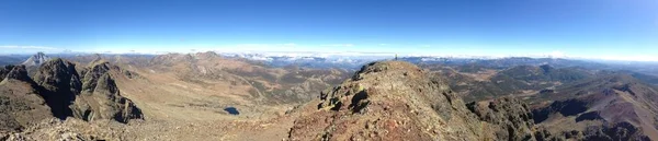 在西班牙捕获的帕伦西亚山脉岩层全景照片 — 图库照片