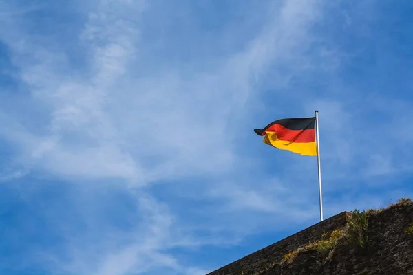 Ein Flachbild Der Deutschen Flagge Auf Einer Stange Auf Einem — Stockfoto