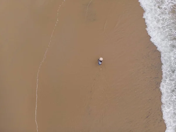 Luftaufnahme Einer Frau Mit Hut Einem Sandstrand — Stockfoto
